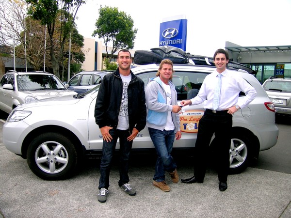 Joel Grant, Sponsorship and Events Manager, Hyundai NZ hands over the Santa Fe keys to Parko and Occy